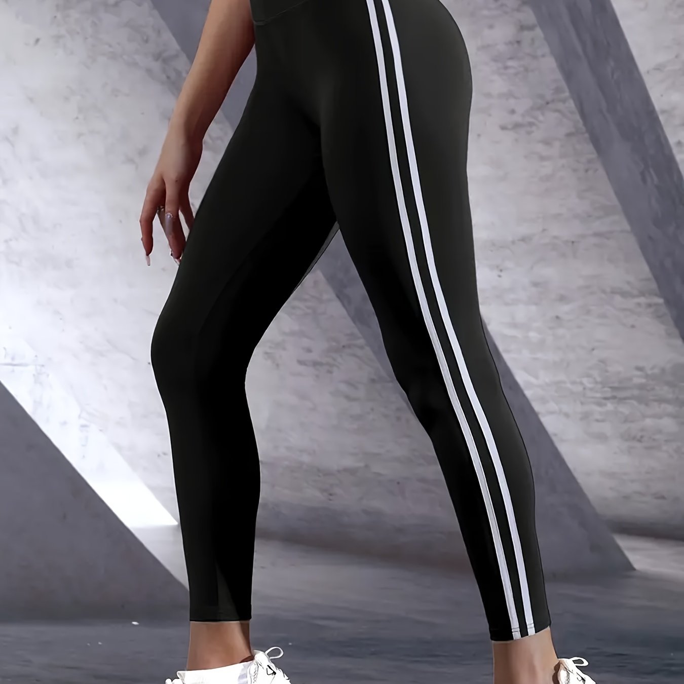 Ivy | Slim-Fit High-Waisted Yoga Pants with Sporty Side Stripe