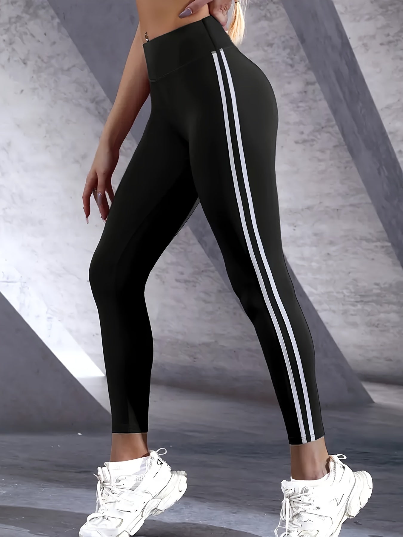 Ivy | Slim-Fit High-Waisted Yoga Pants with Sporty Side Stripe