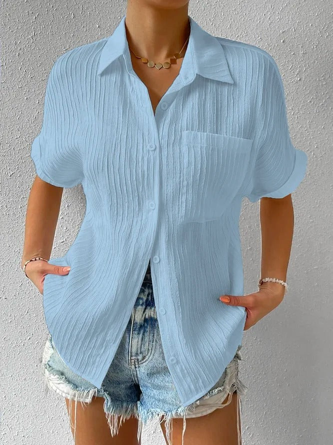 Casual polo shirt with buttons and a relaxed fit