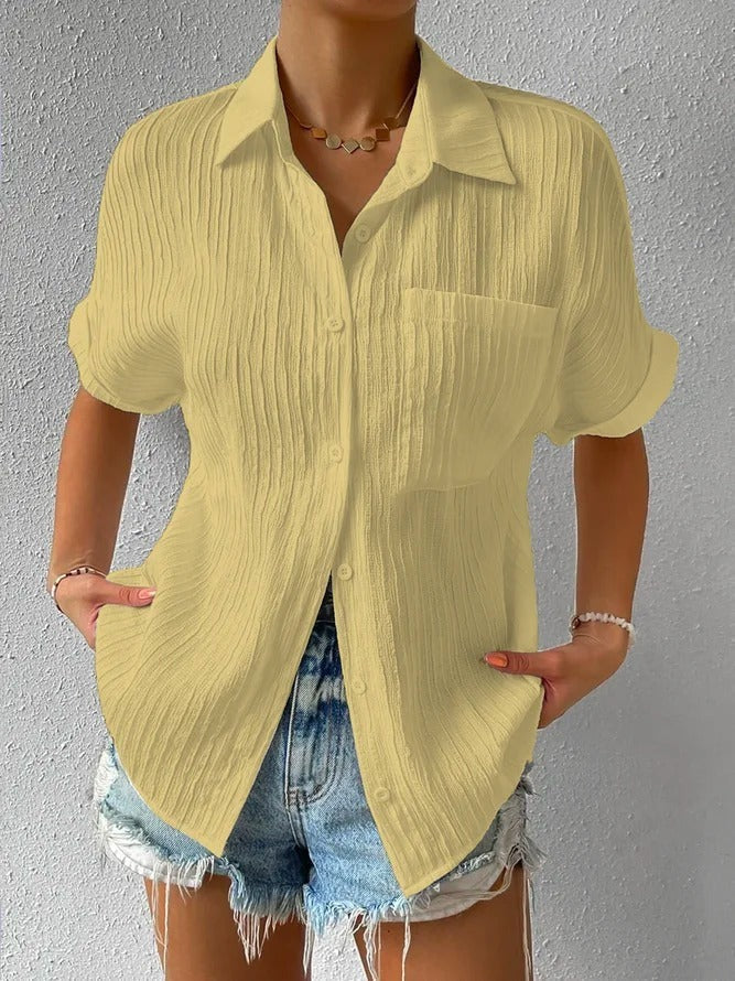 Casual polo shirt with buttons and a relaxed fit